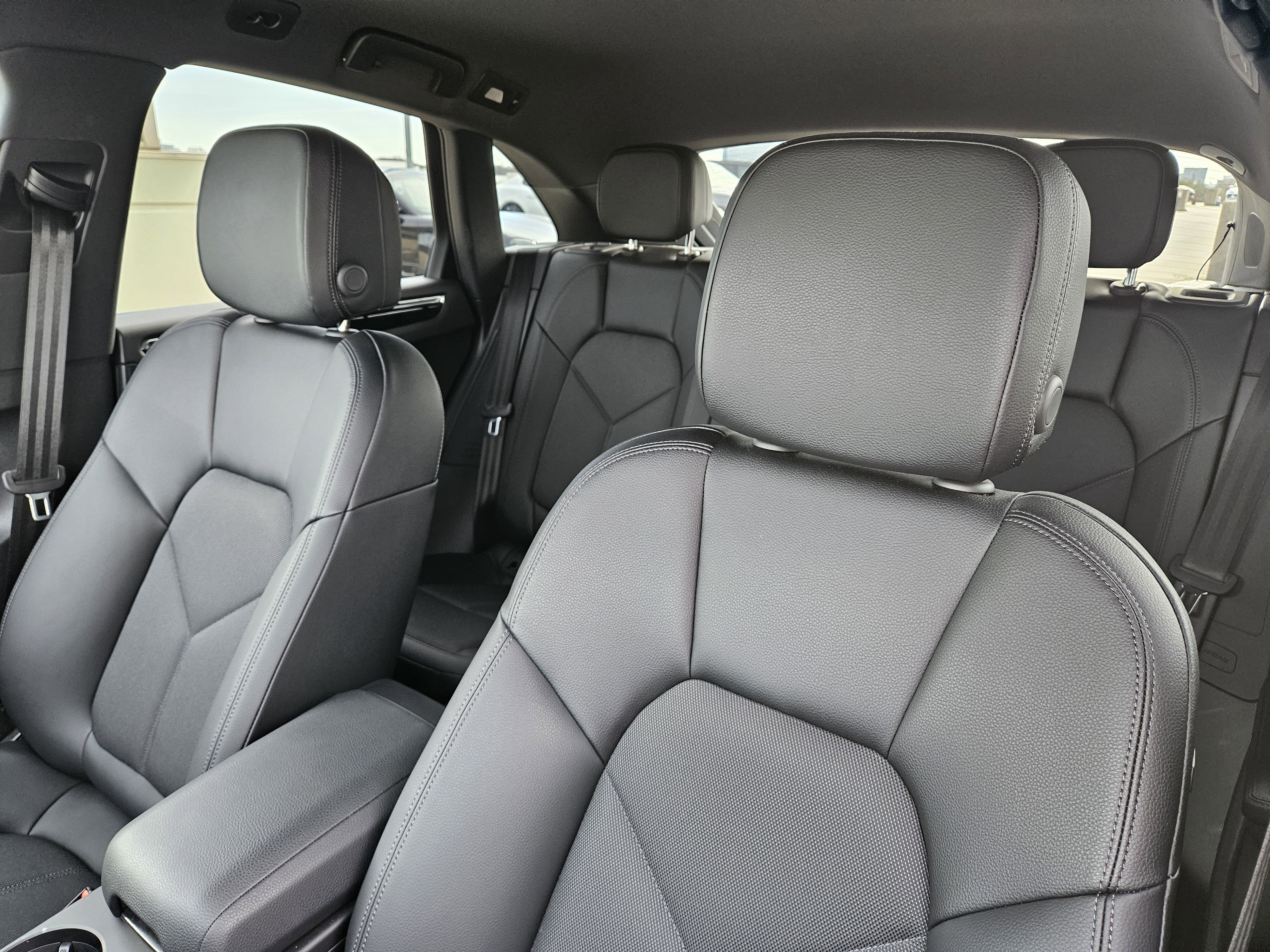 Certified 2025 Porsche Macan image 6