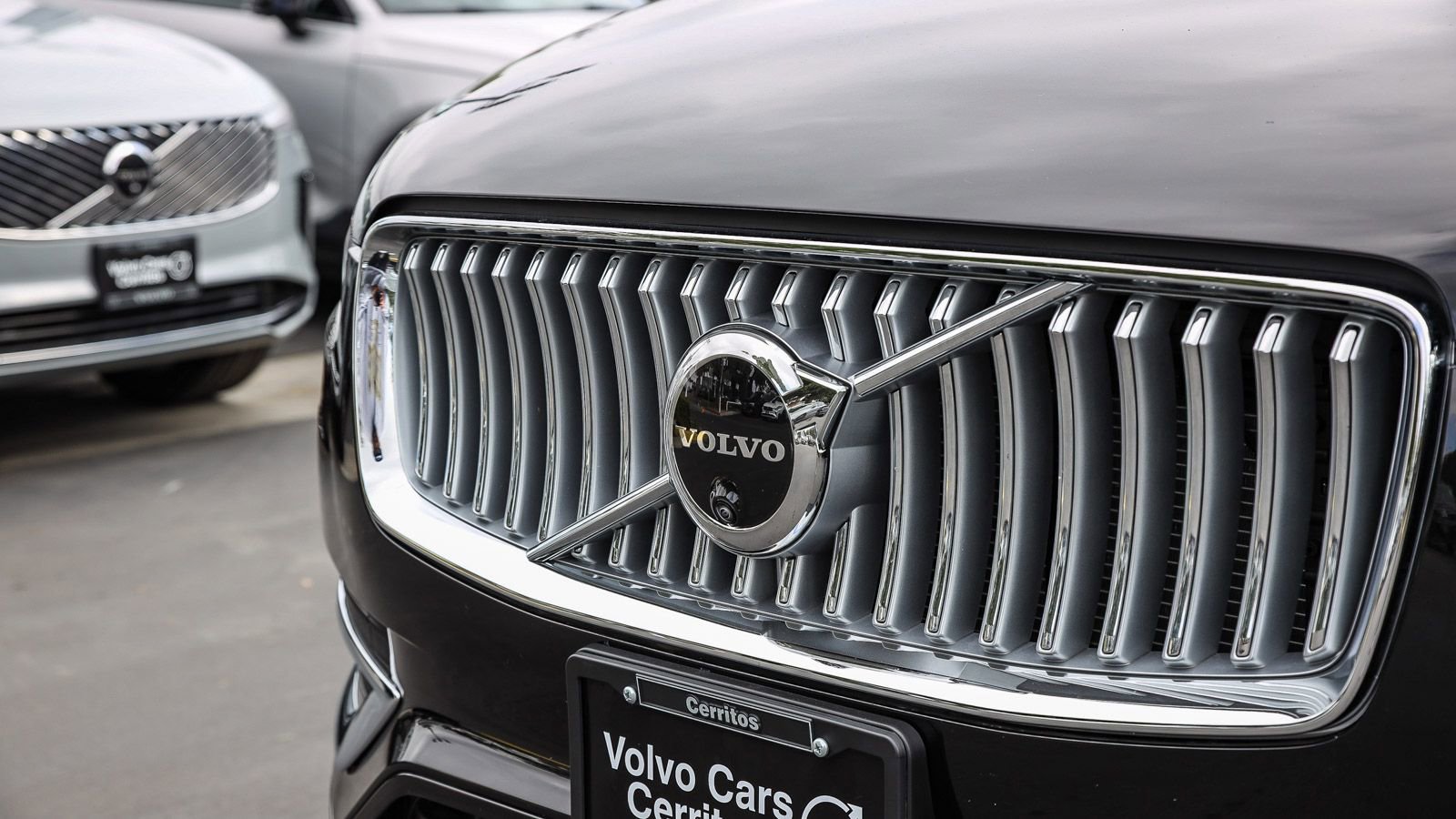 Used 2025 Volvo XC90 B6 Plus image 3