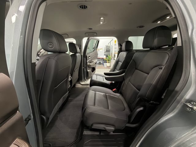 Used 2023 GMC Acadia SLT FWD image 12