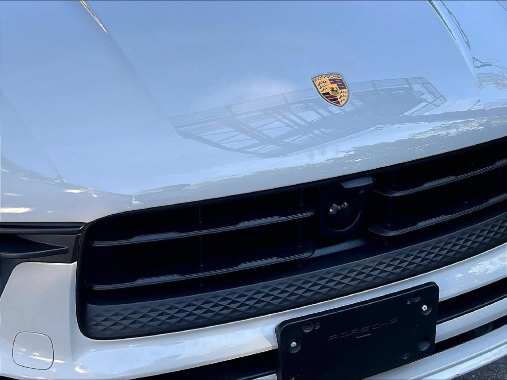 Certified 2023 Porsche Macan AWD/4WD image 30