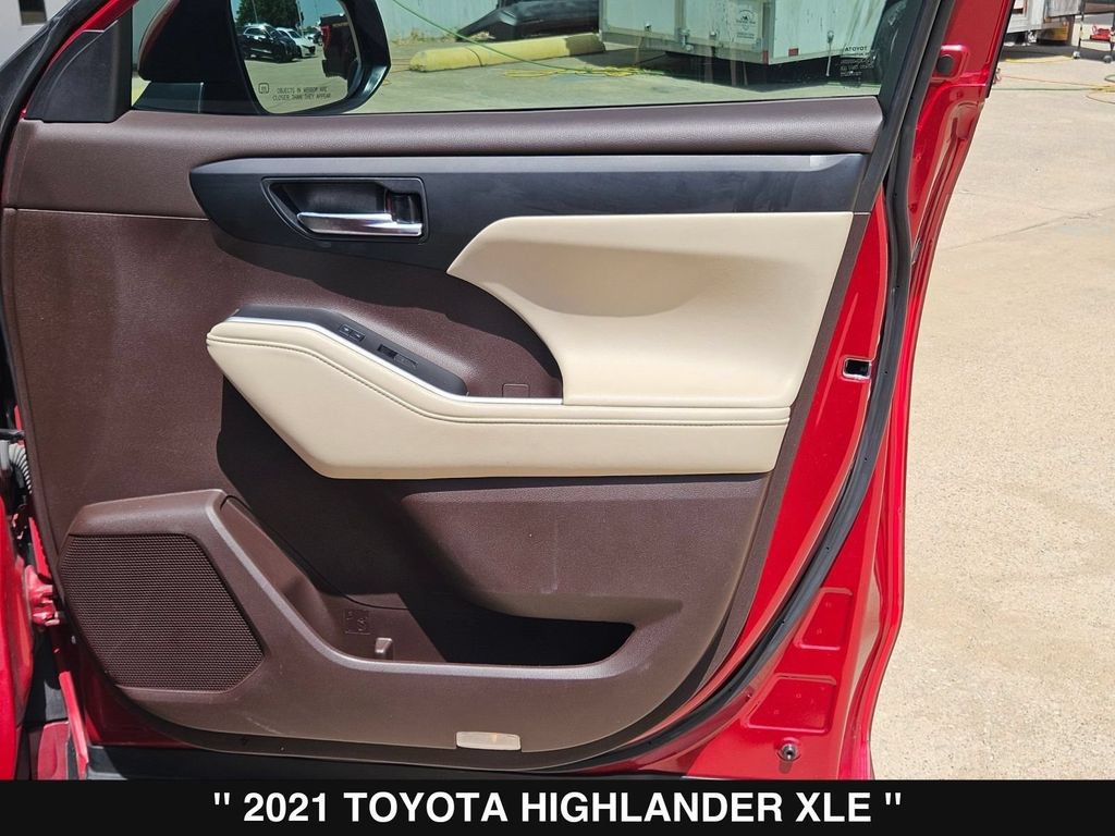 Used 2021 Toyota Highlander XLE AWD/4WD image 33
