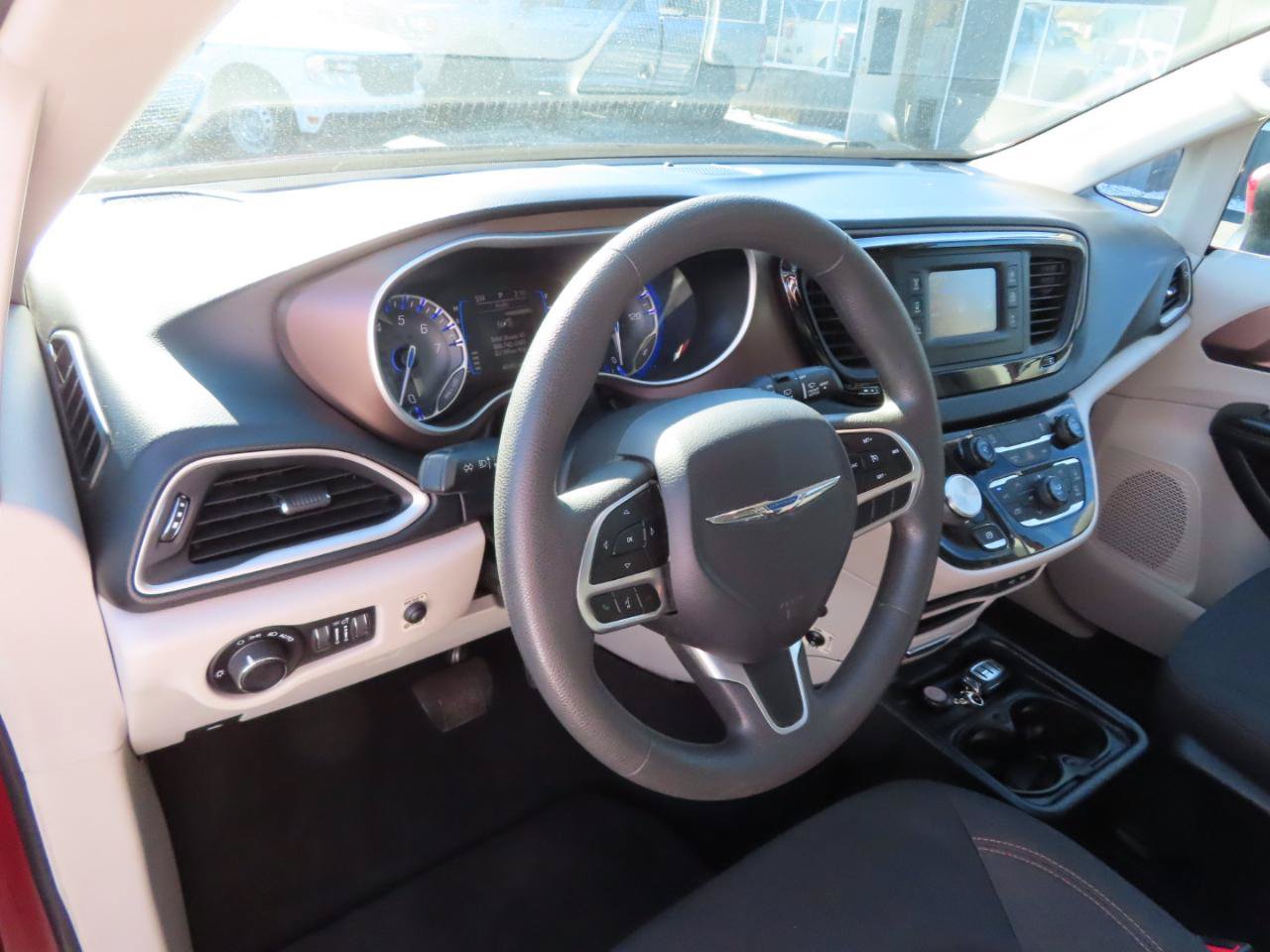 Used 2017 Chrysler Pacifica Touring FWD image 22