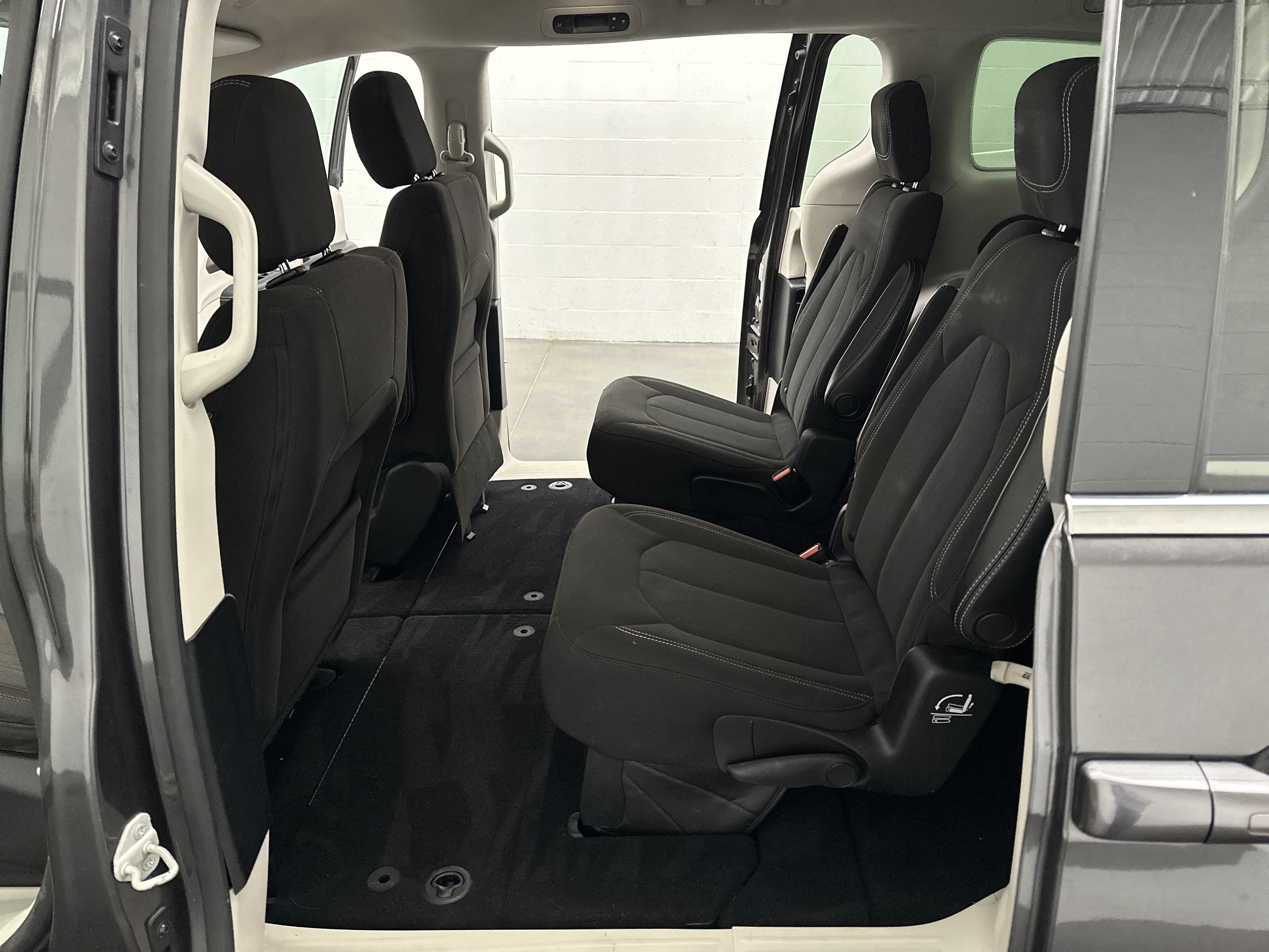 Used 2021 Chrysler Voyager LX FWD image 21