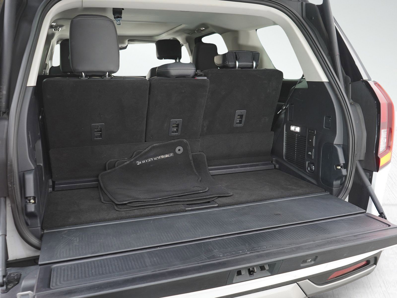 Used 2025 Ford Expedition Platinum AWD/4WD image 13