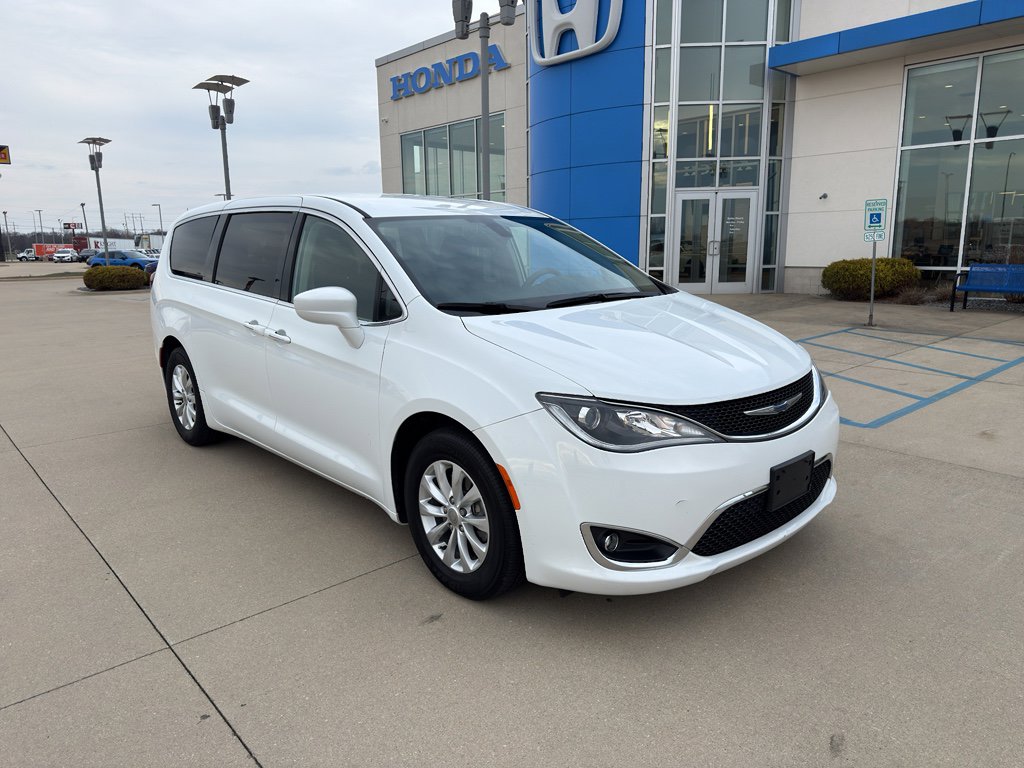 Used 2018 Chrysler Pacifica Touring Plus image 3