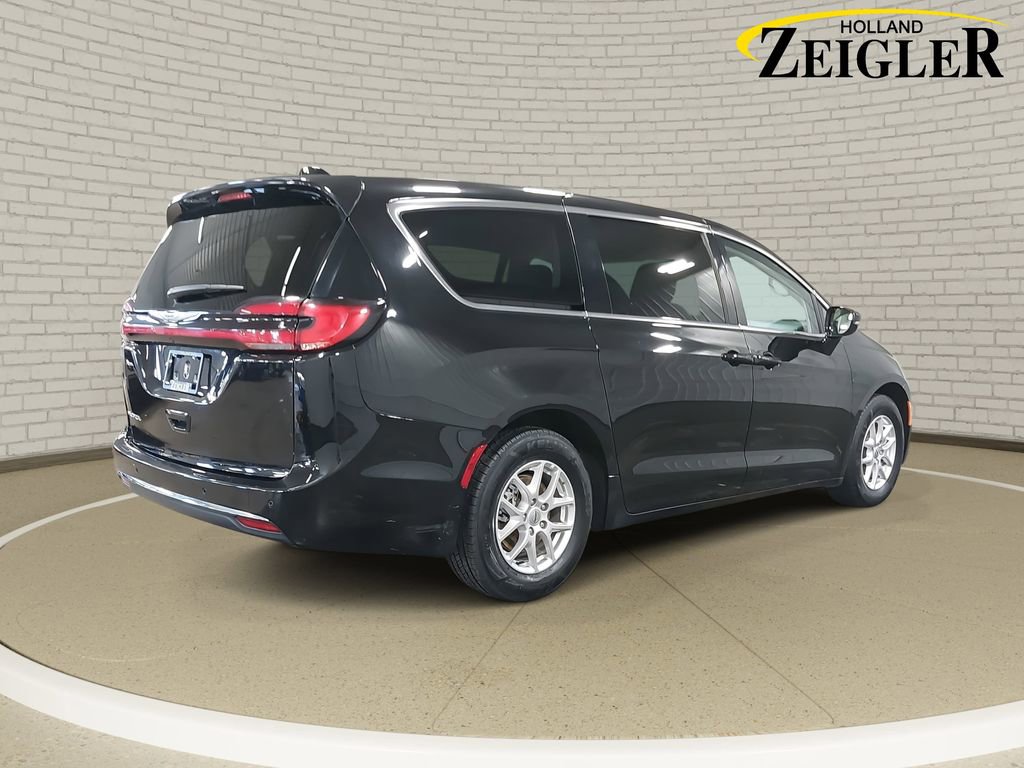 Used 2024 Chrysler Pacifica Touring-L image 5