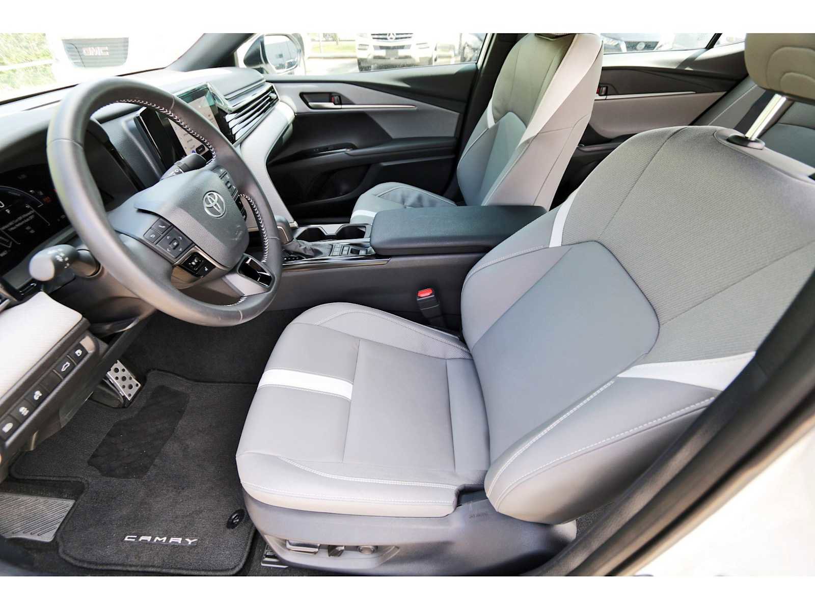 Used 2025 Toyota Camry SE w/ Convenience Package image 11