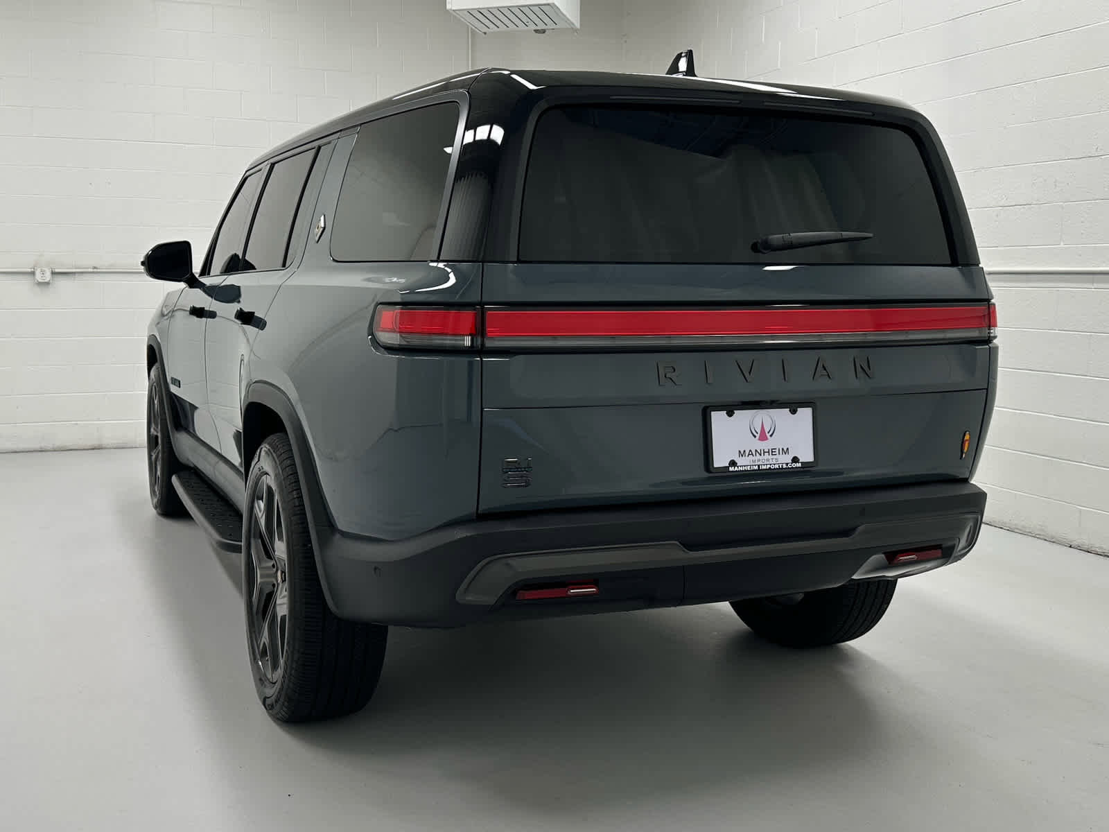 Used 2026 Rivian R1S Premium image 8