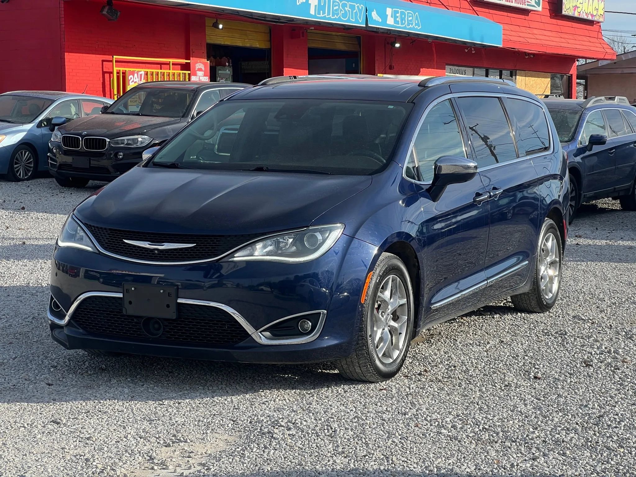 Used 2017 Chrysler Pacifica Limited image 3