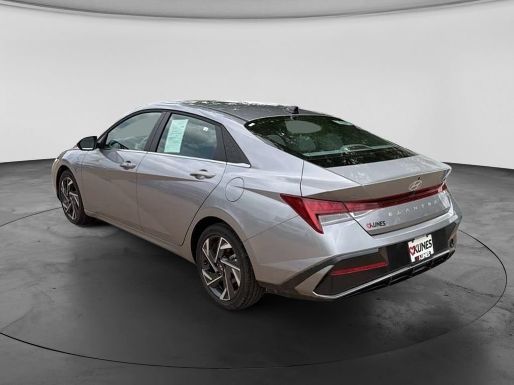 Used 2025 Hyundai Elantra SEL FWD image 8