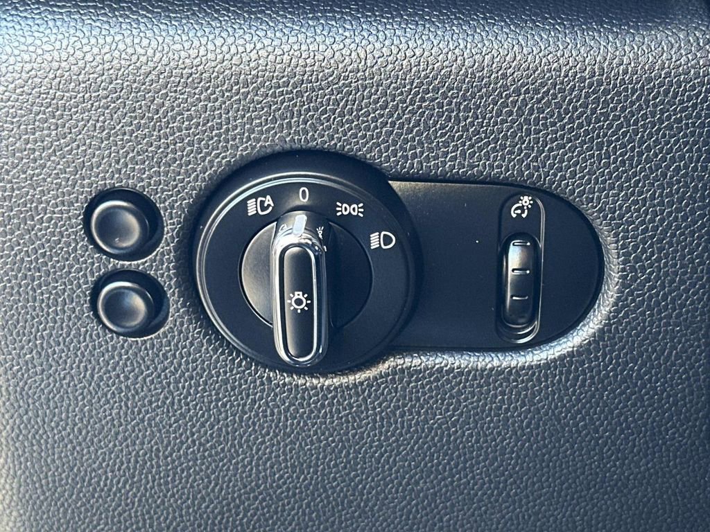 Used 2021 MINI Cooper 4-Door Hardtop image 21