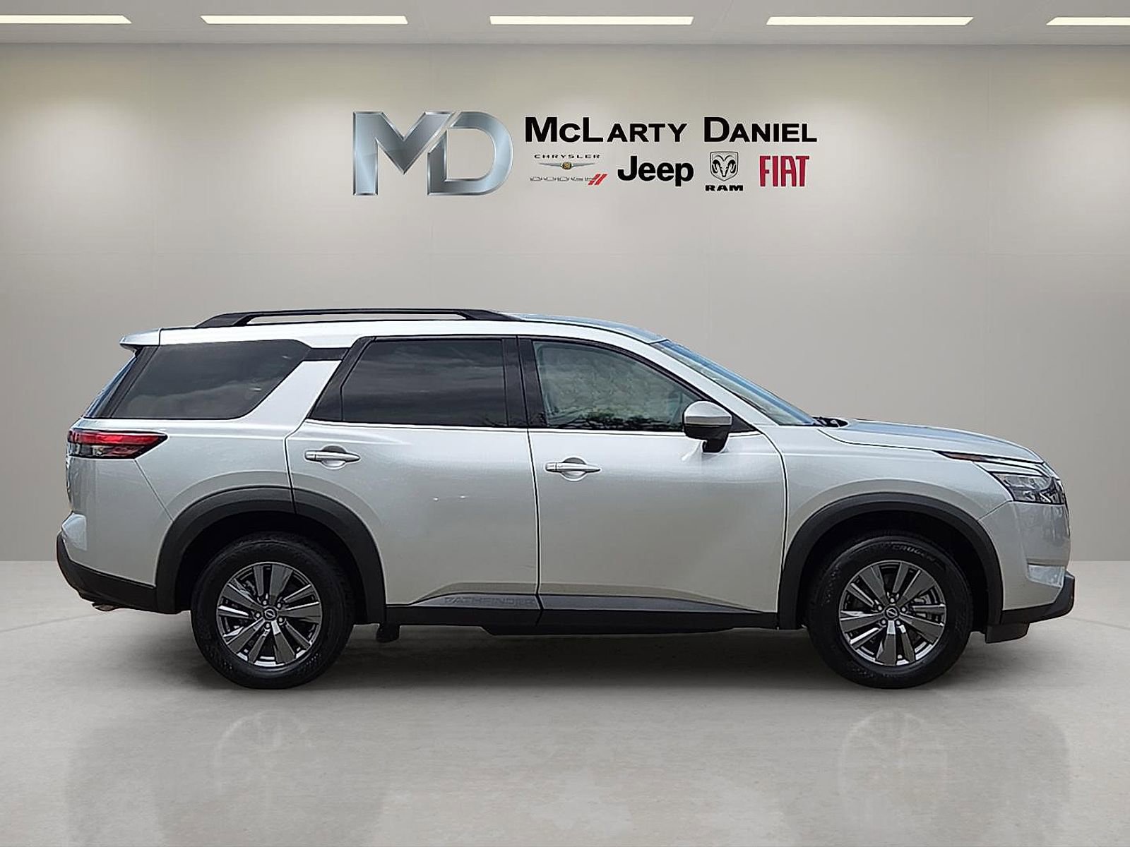 Used 2025 Nissan Pathfinder SV FWD image 6