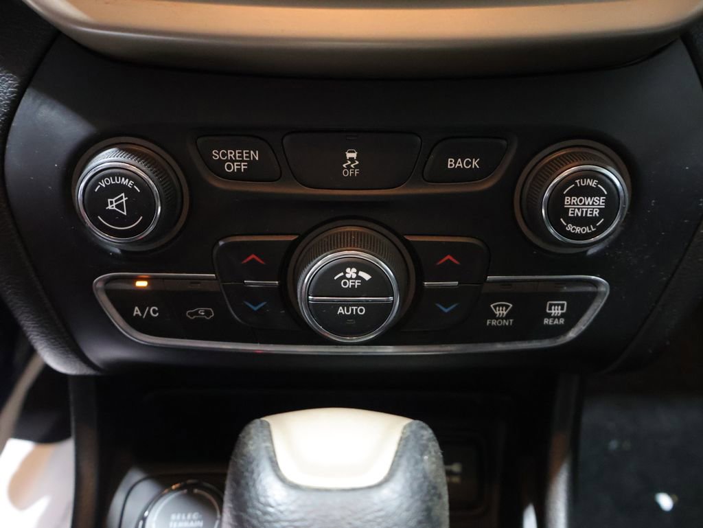 Used 2014 Jeep Cherokee Latitude w/ Comfort/Convenience Group AWD/4WD image 30
