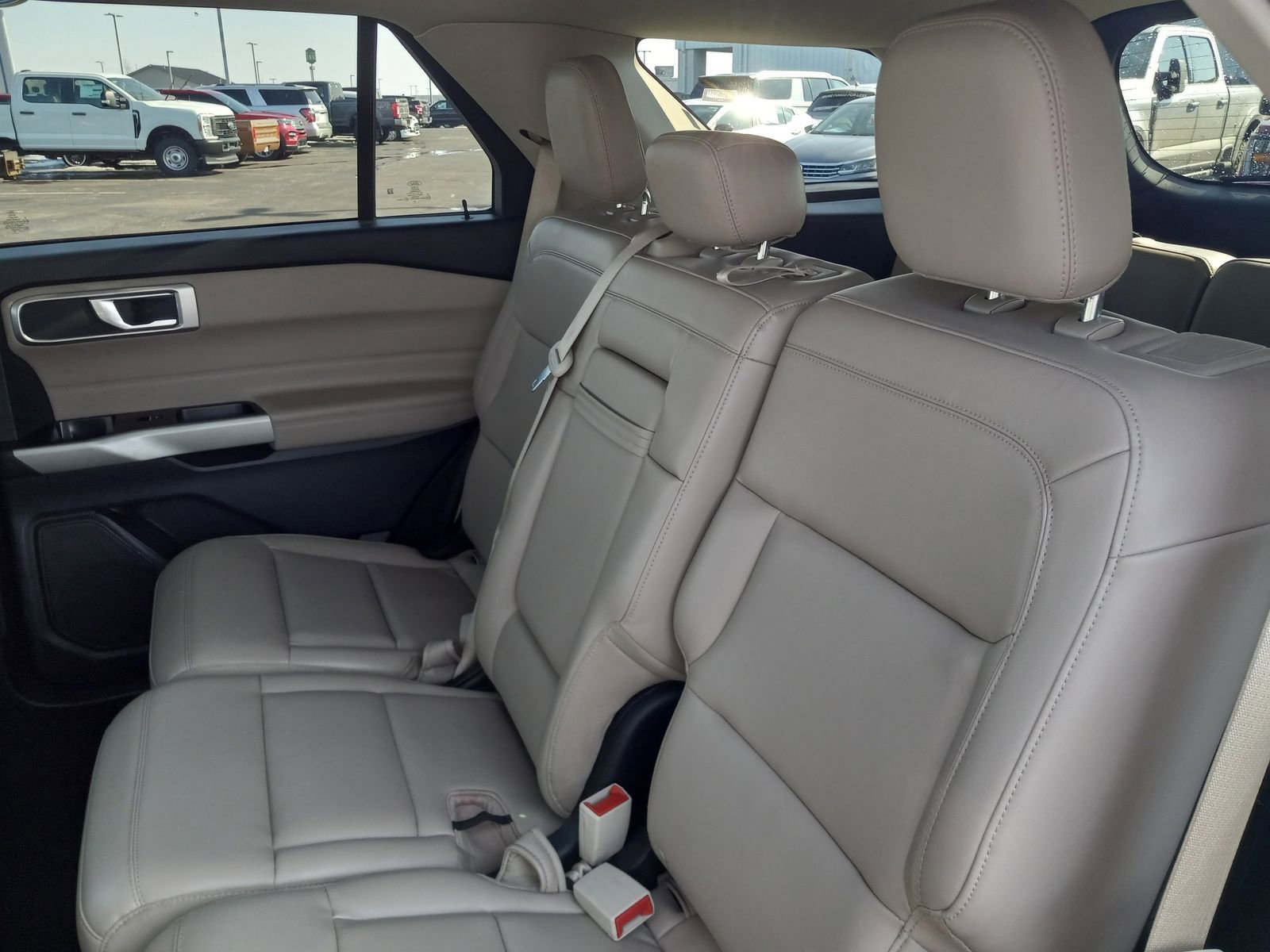 Used 2024 Ford Explorer XLT w/ Equipment Group 202A RWD image 14