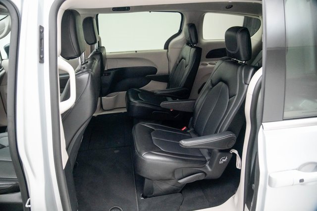 Used 2024 Chrysler Pacifica Touring-L image 27