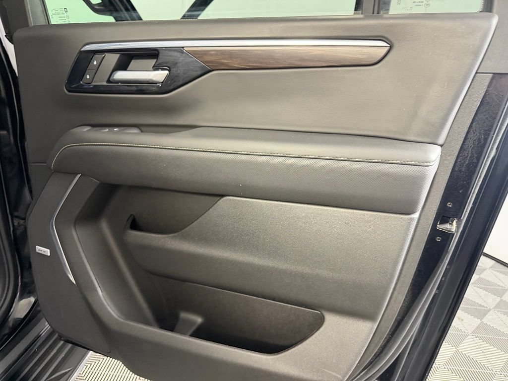 Used 2026 Chevrolet Suburban Premier AWD/4WD image 31