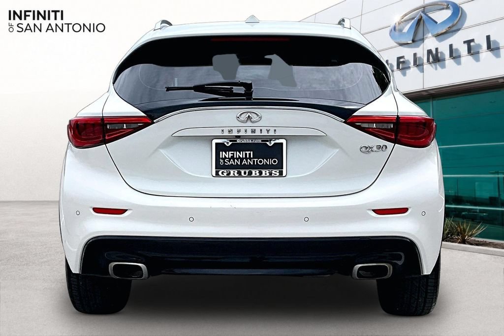 Used 2018 INFINITI QX30 Premium w/ Navigation Package FWD image 5