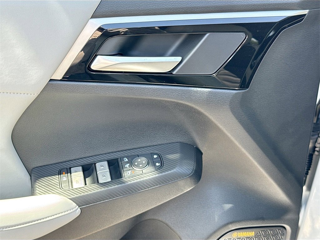 New 2025 Mitsubishi Outlander SE image 18