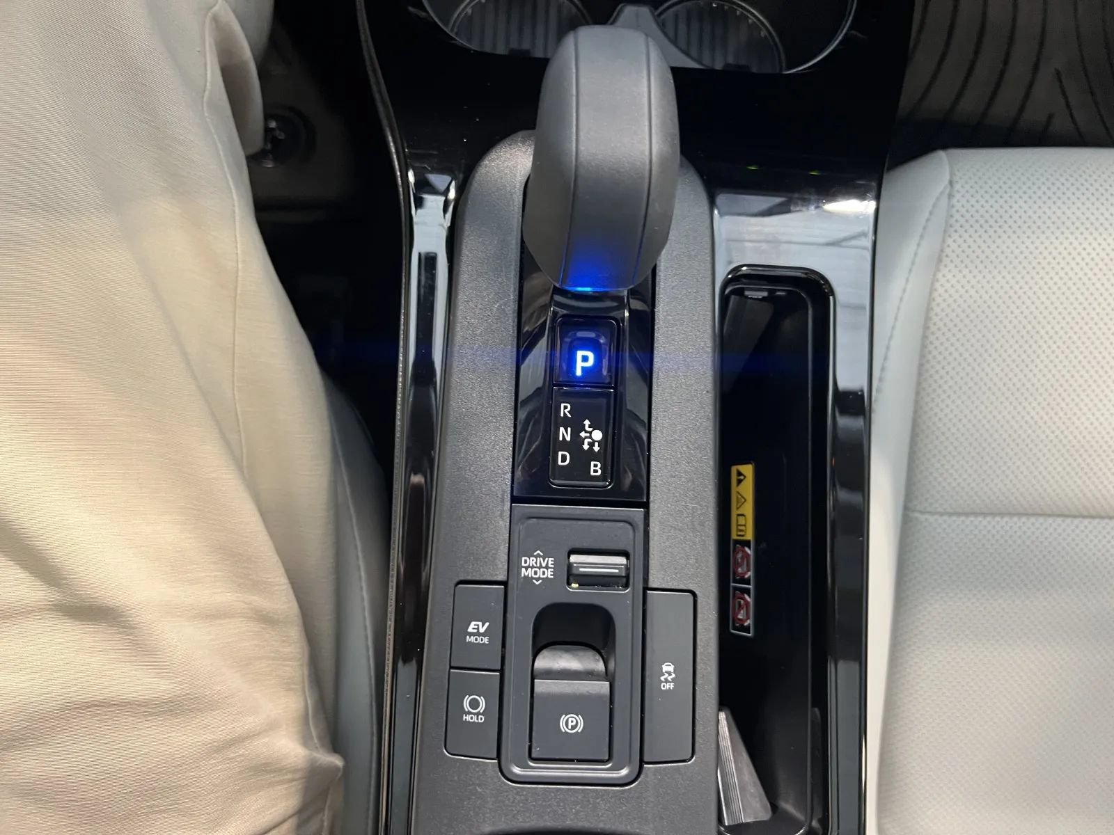 Used 2024 Toyota Prius Limited w/ Limited Premium Package FWD image 50