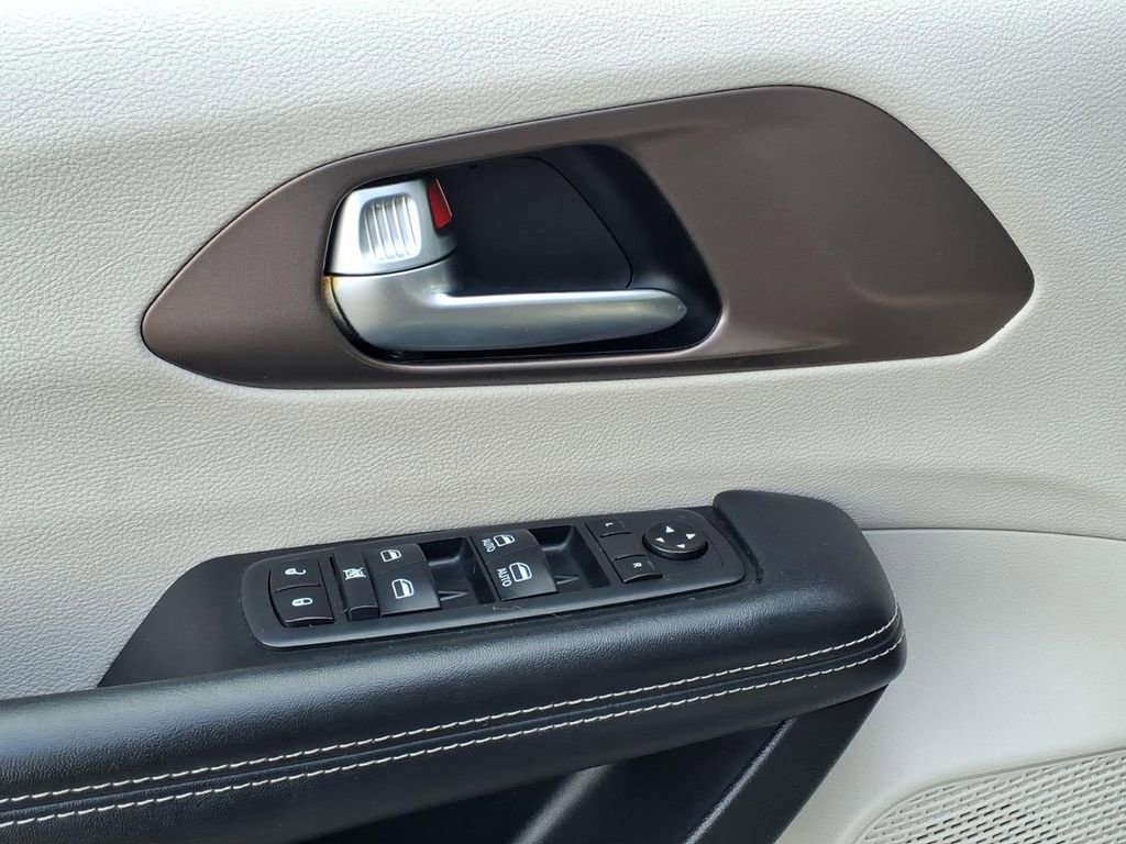 Used 2020 Chrysler Voyager Lxi FWD image 4