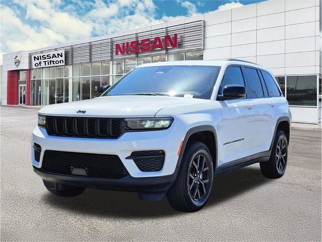 Used 2025 Jeep Grand Cherokee Altitude AWD/4WD image 8