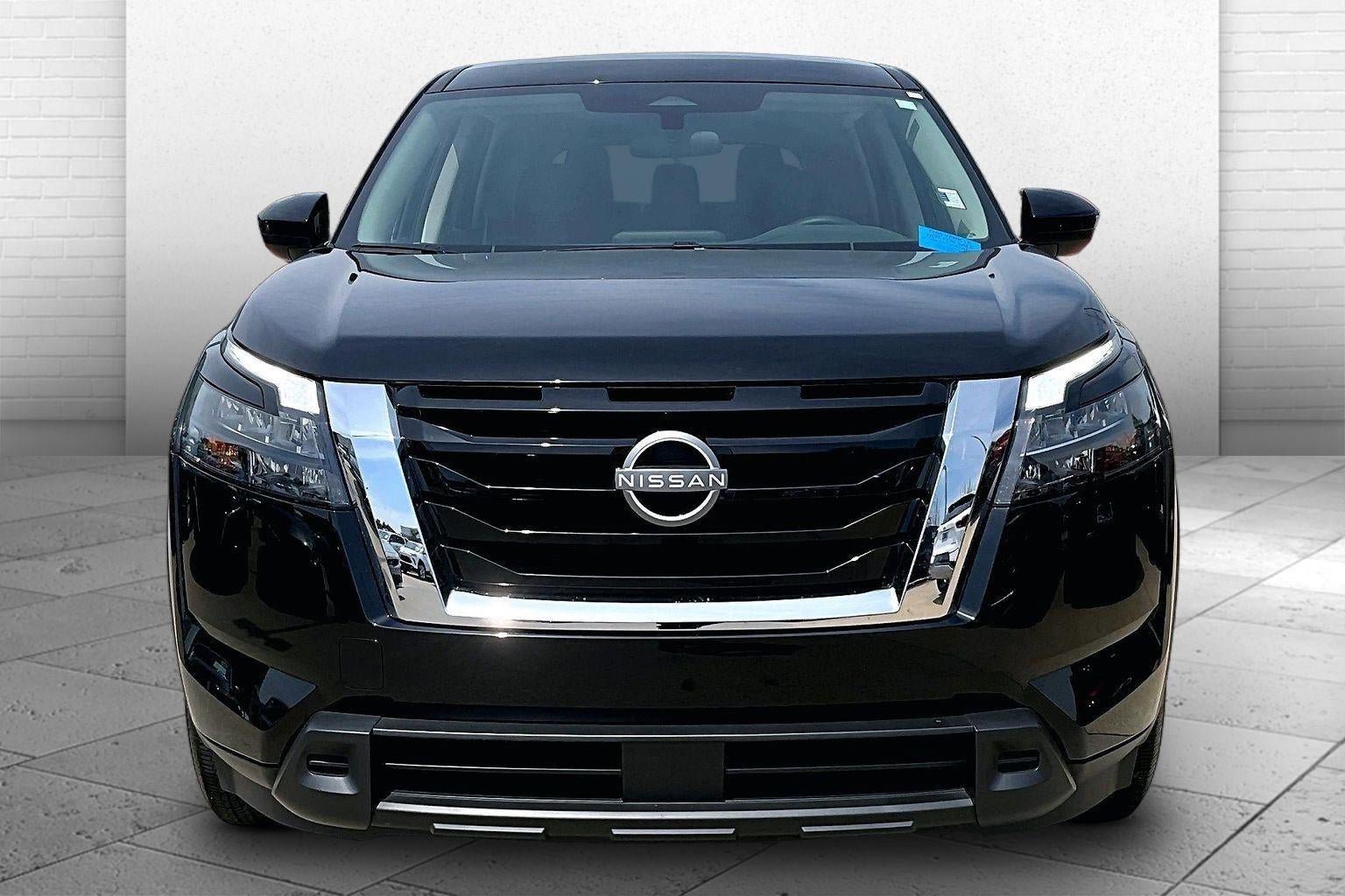 Used 2025 Nissan Pathfinder S AWD/4WD image 2