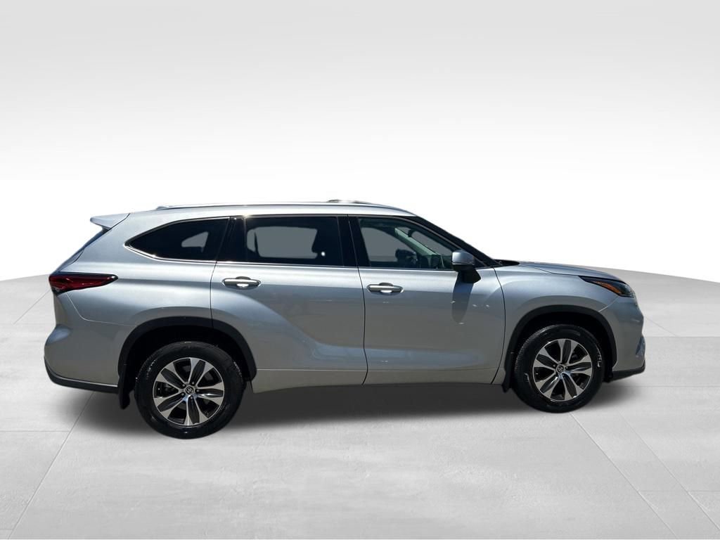 Used 2021 Toyota Highlander XLE AWD/4WD image 7