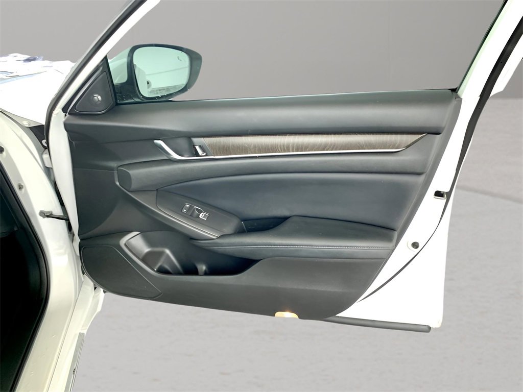 Used 2018 Honda Accord Touring image 25