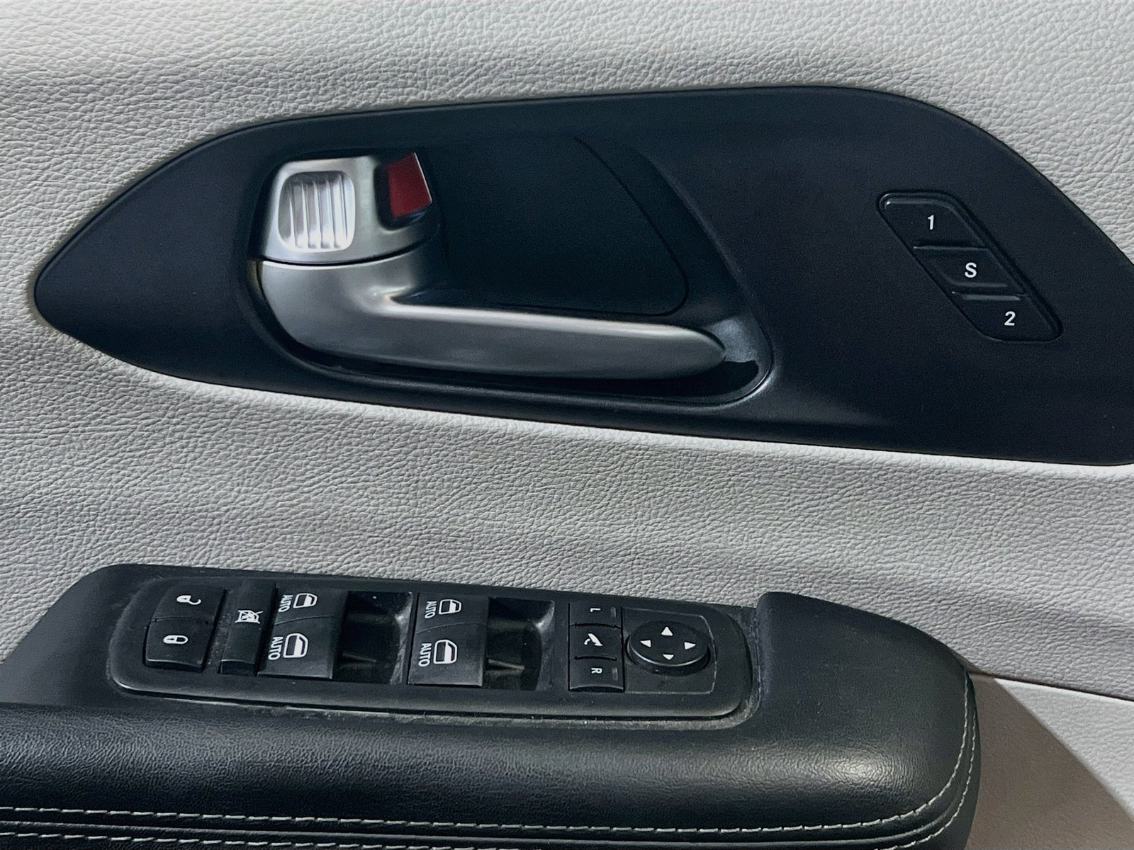 Used 2020 Chrysler Pacifica Limited FWD image 14