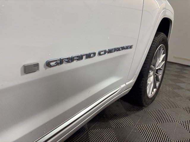 Used 2022 Jeep Grand Cherokee Summit w/ Luxury Tech Group V image 3