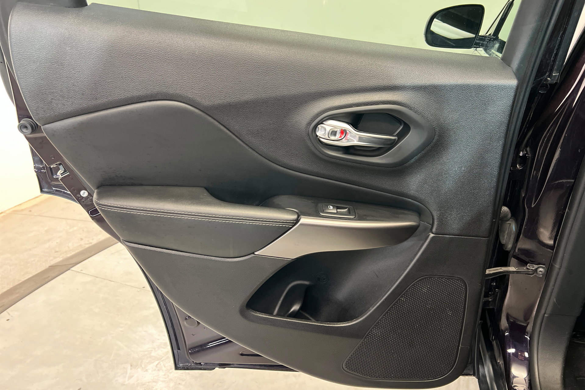 Used 2021 Jeep Cherokee Latitude Lux w/ Comfort/Convenience Group image 19