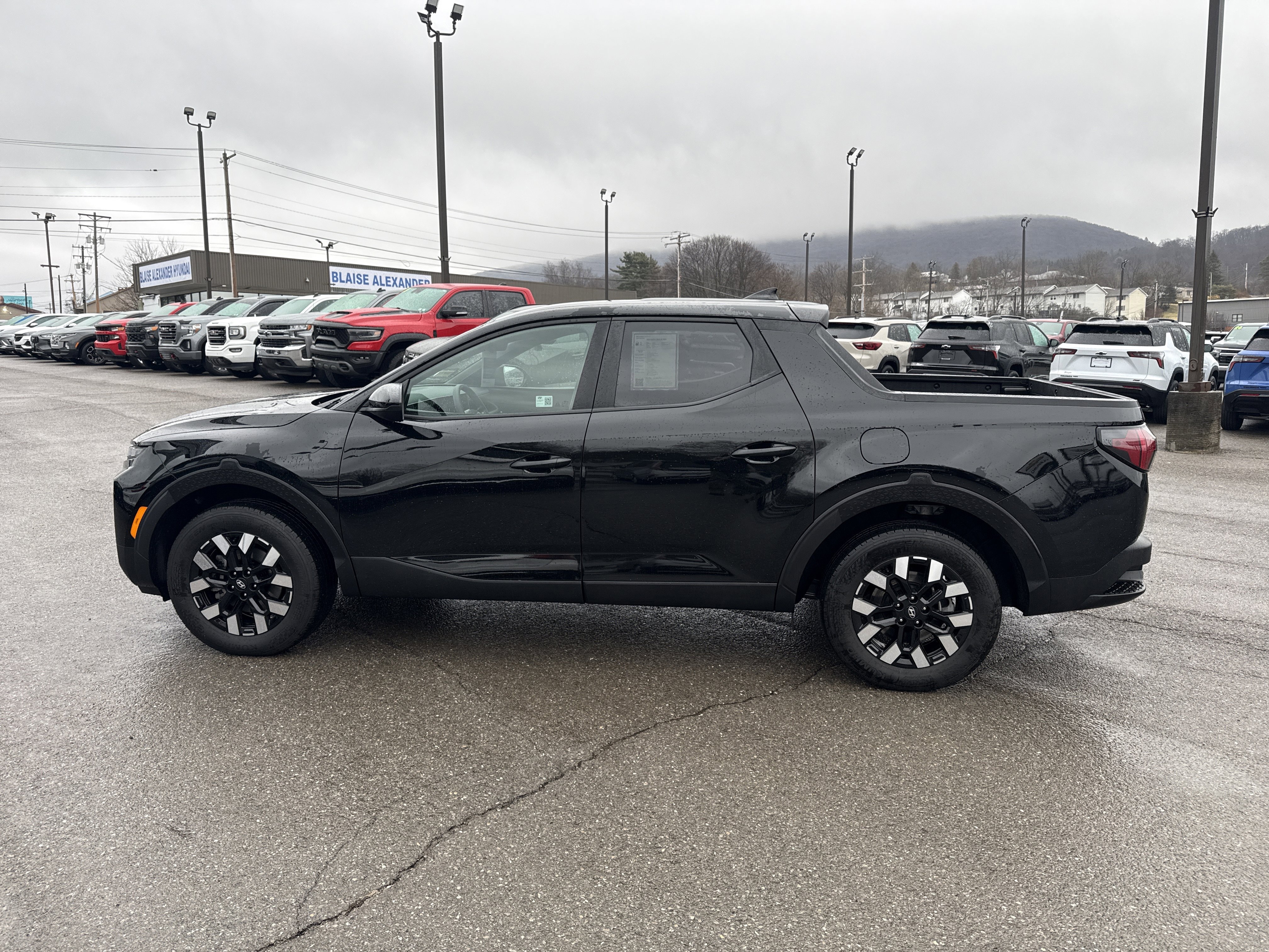 Certified 2025 Hyundai Santa Cruz SE image 7