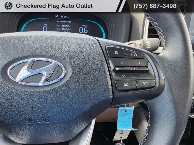 Used 2023 Hyundai Venue SEL image 15