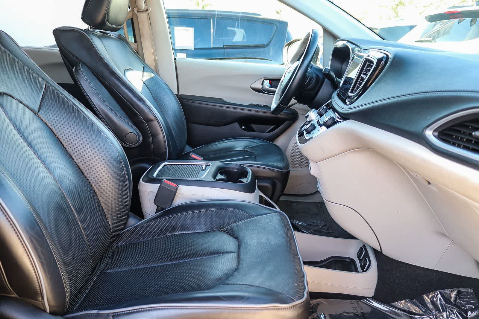 Used 2019 Chrysler Pacifica Limited w/ Advanced Safetytec Group FWD image 15