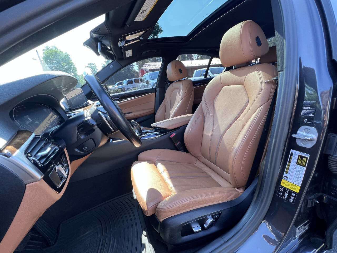 Used 2020 BMW 530i xDrive w/ Premium Package image 11