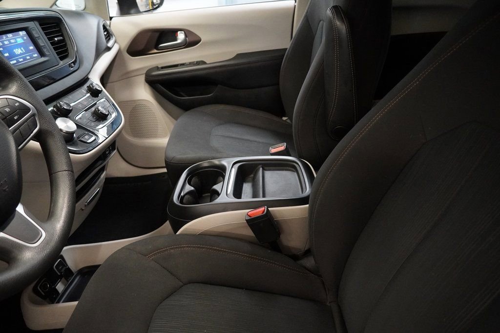 Used 2017 Chrysler Pacifica Touring Plus image 7