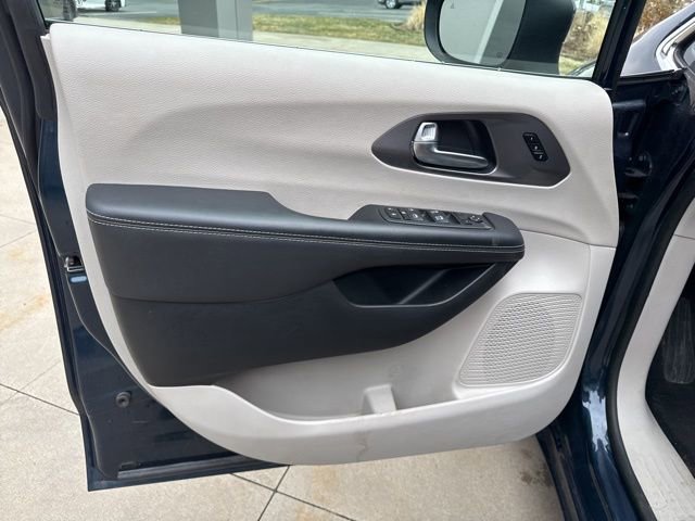 Used 2023 Chrysler Pacifica Touring-L image 26