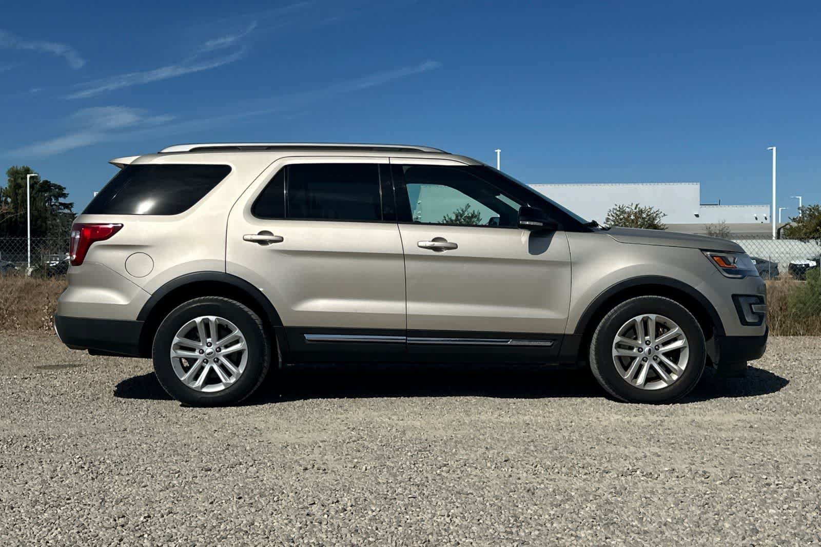 Used 2017 Ford Explorer XLT FWD image 9