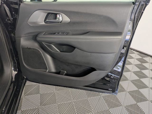 Used 2025 Chrysler Pacifica Select image 33