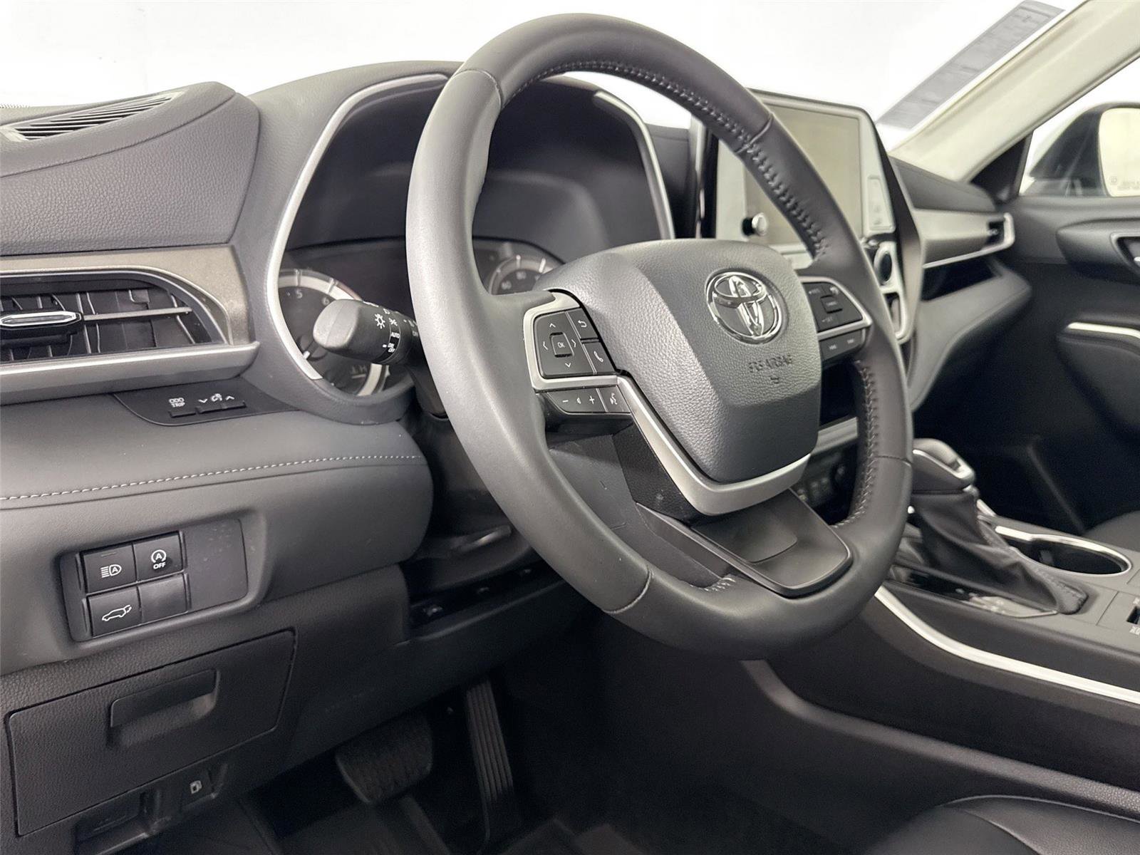 Certified 2025 Toyota Highlander XLE AWD/4WD image 4