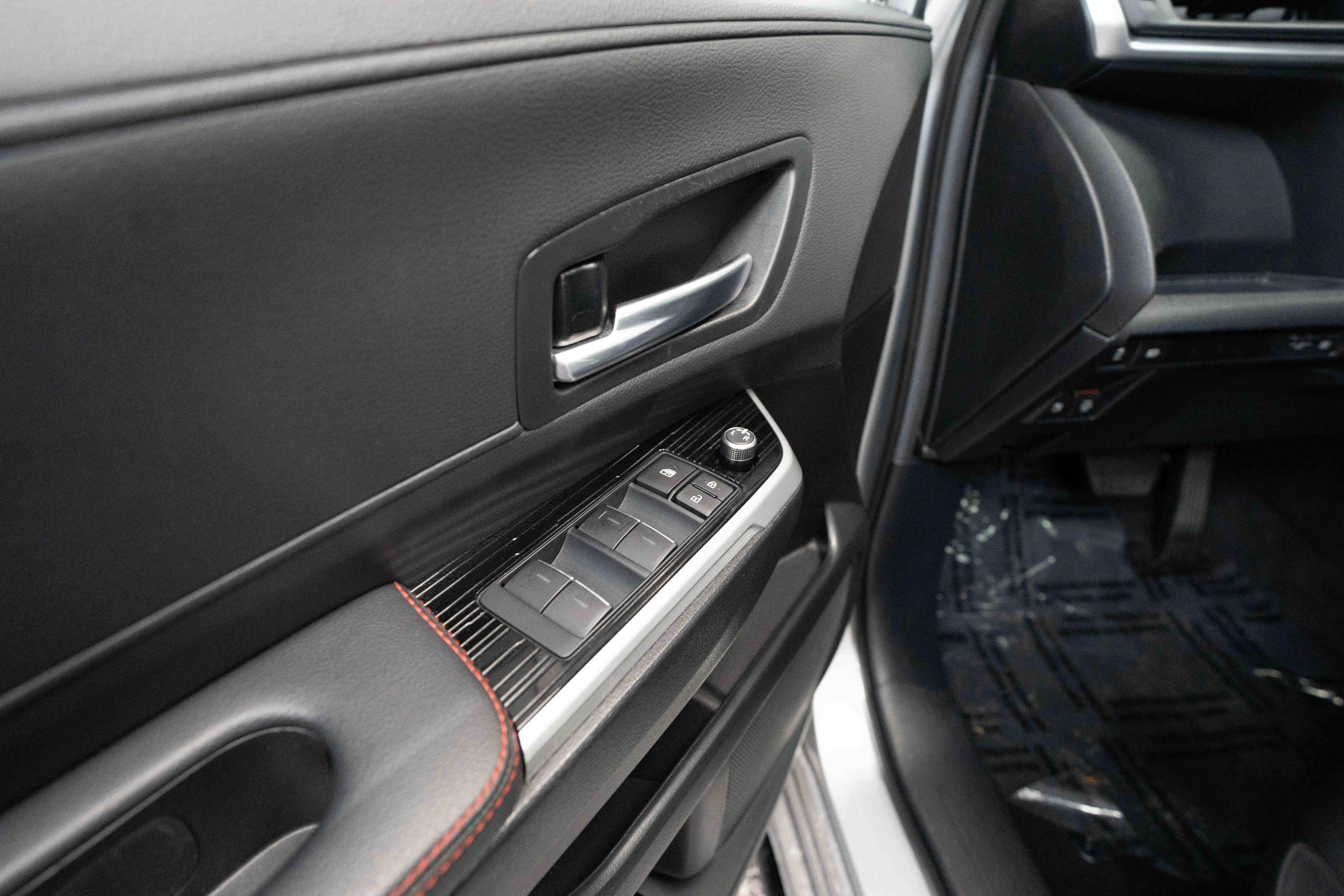 Used 2025 Toyota Sienna XSE image 7