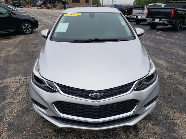 Used 2017 Chevrolet Cruze LT w/ Convenience Package FWD image 2