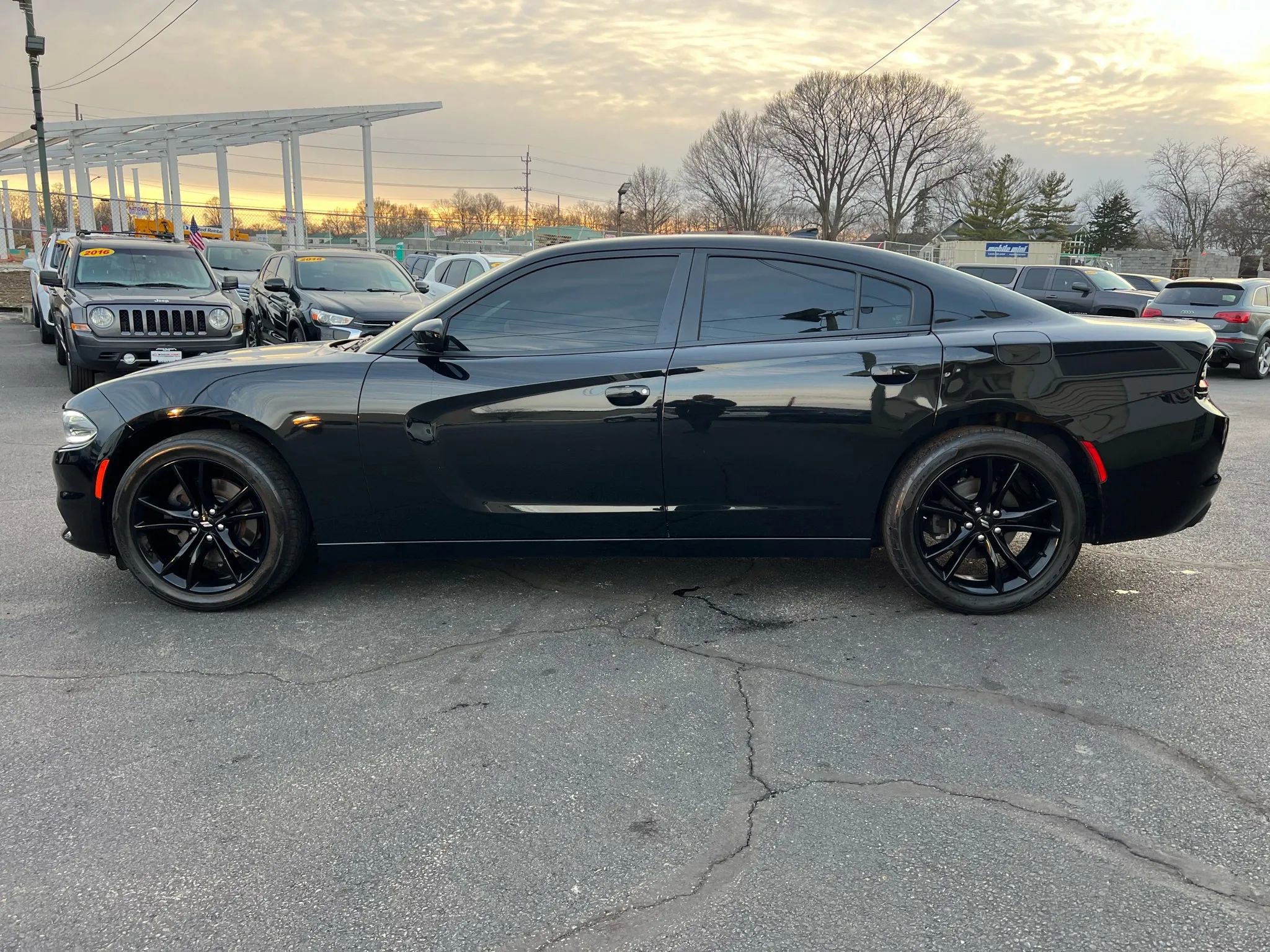 Used 2017 Dodge Charger SXT image 2