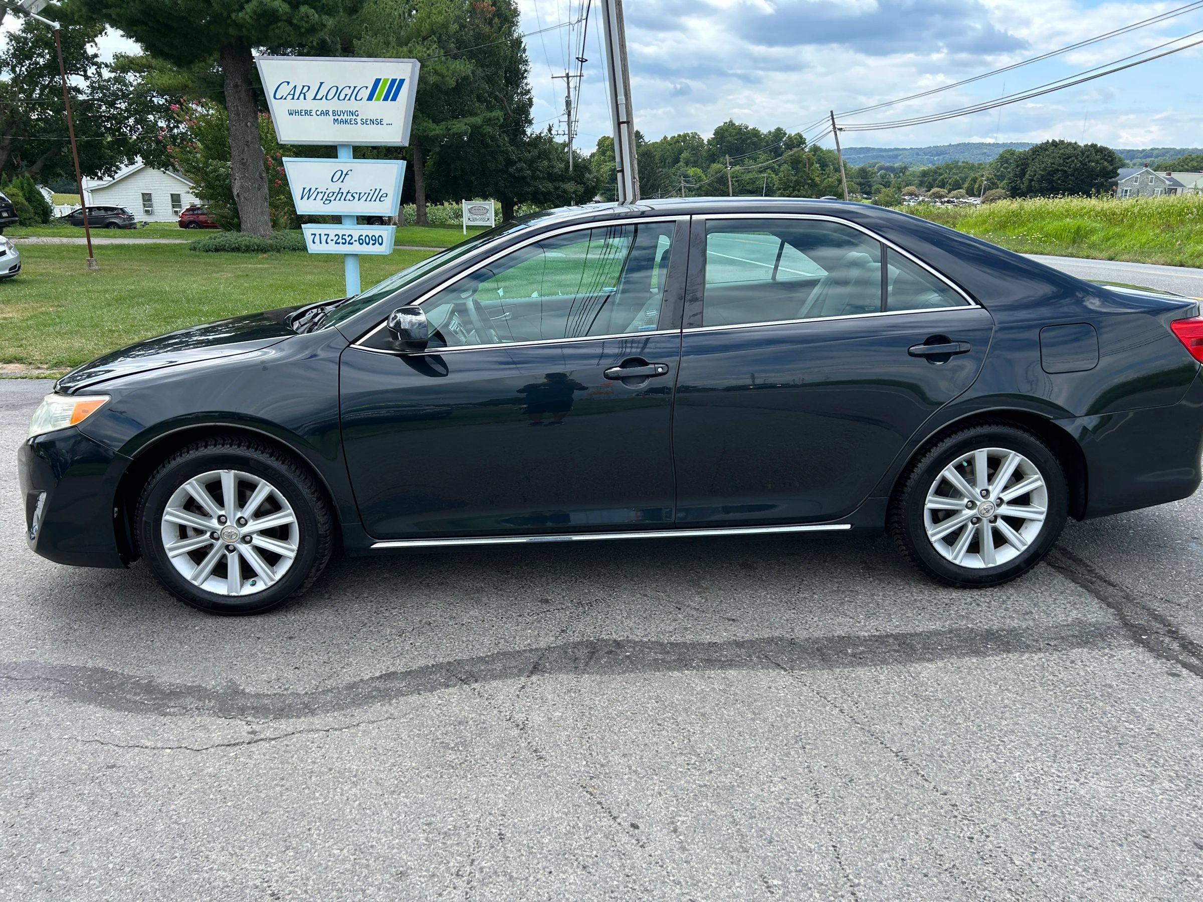 Used 2012 Toyota Camry XLE w/ Leather Pkg FWD image 8