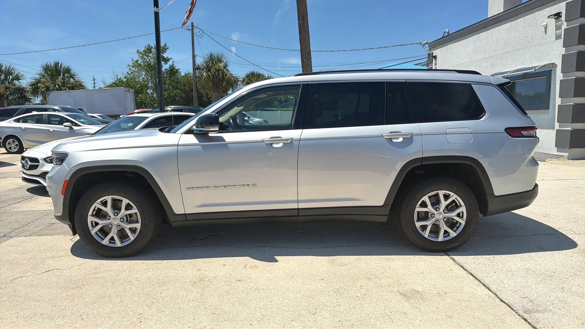 Used 2022 Jeep Grand Cherokee L Limited RWD image 2