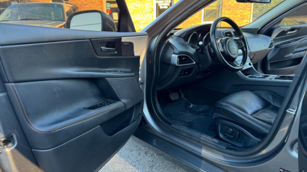 Used 2017 Jaguar XE Prestige image 11