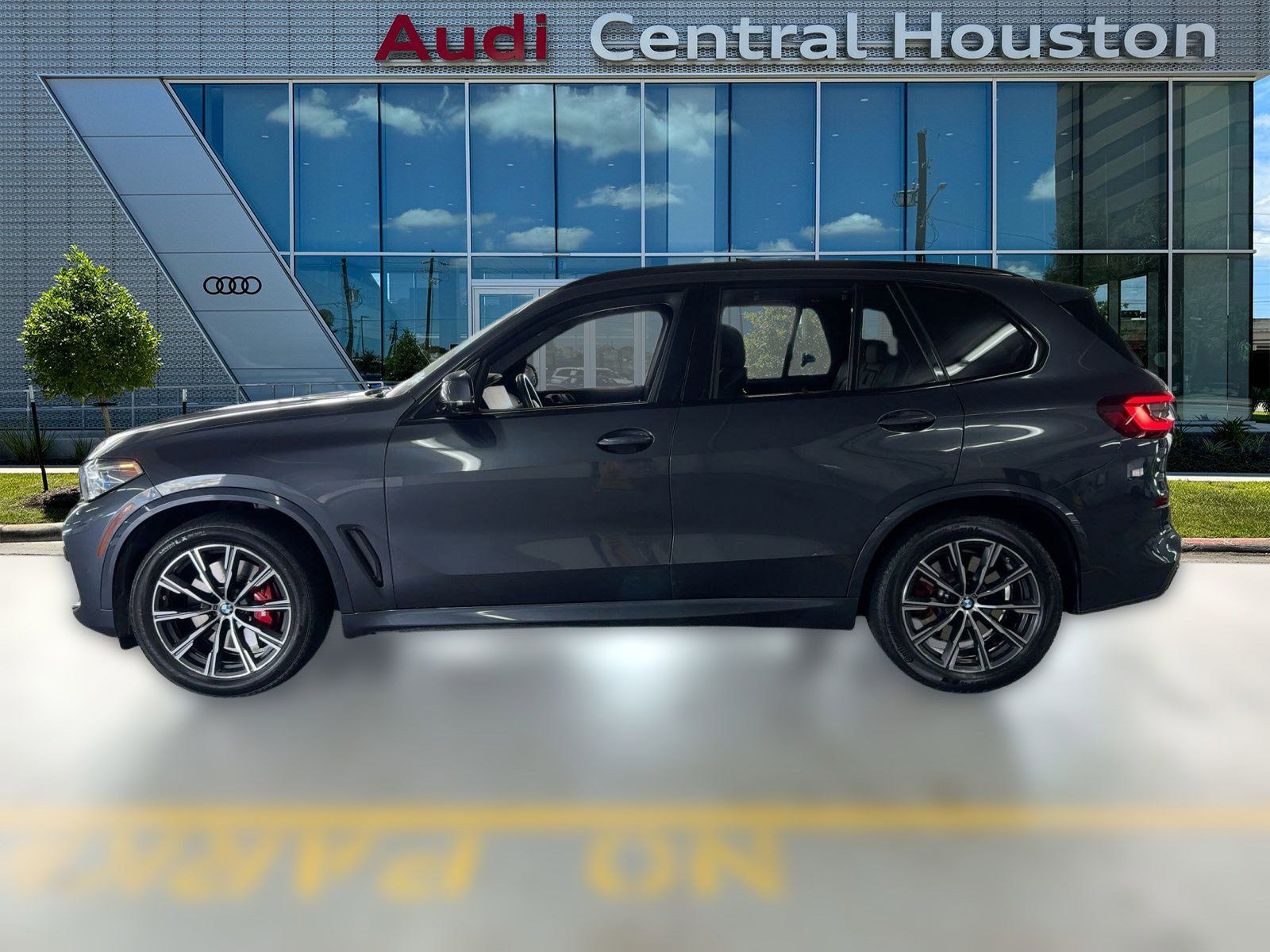 Used 2021 BMW X5 xDrive40i w/ M Sport Package image 2