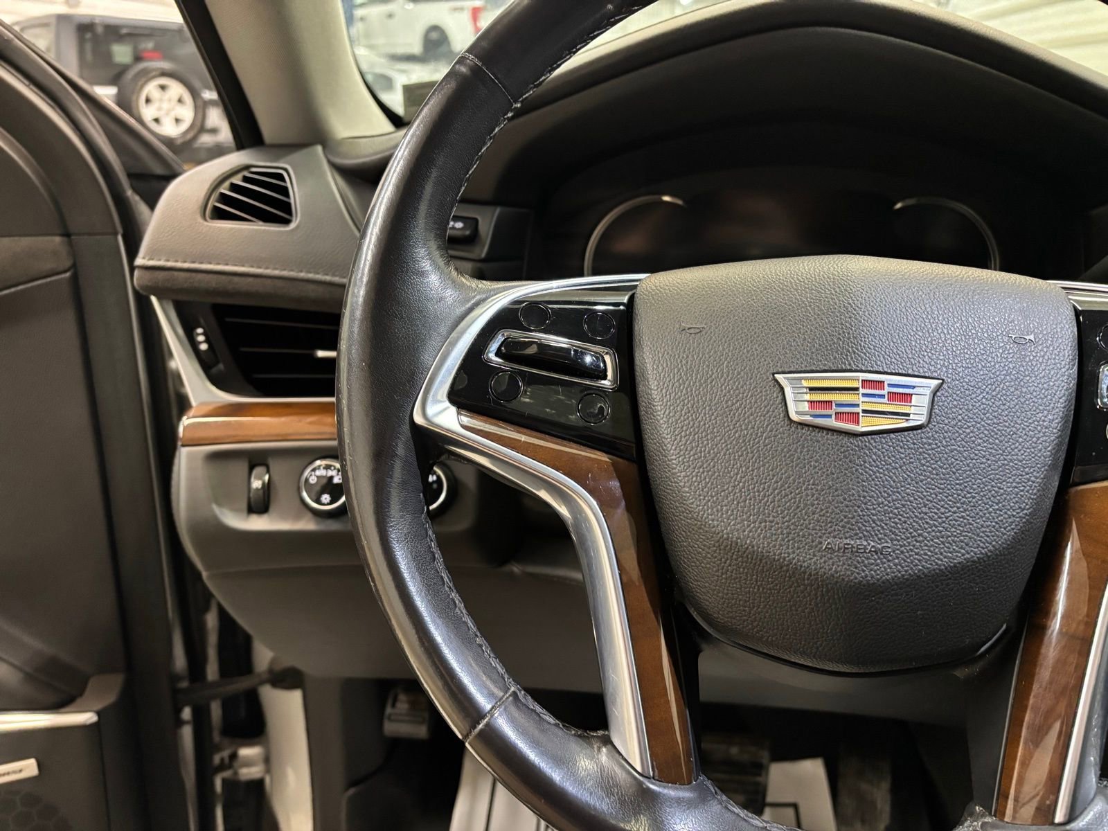 Used 2020 Cadillac Escalade ESV Luxury image 14