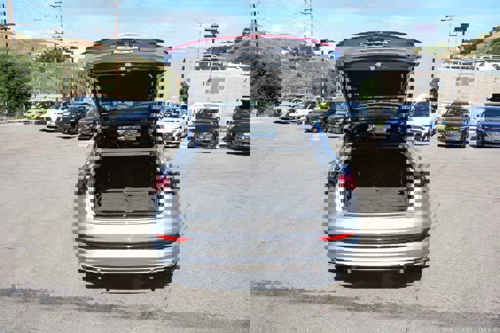 Used 2023 Audi e-tron Premium Plus w/ Premium Plus Package image 24