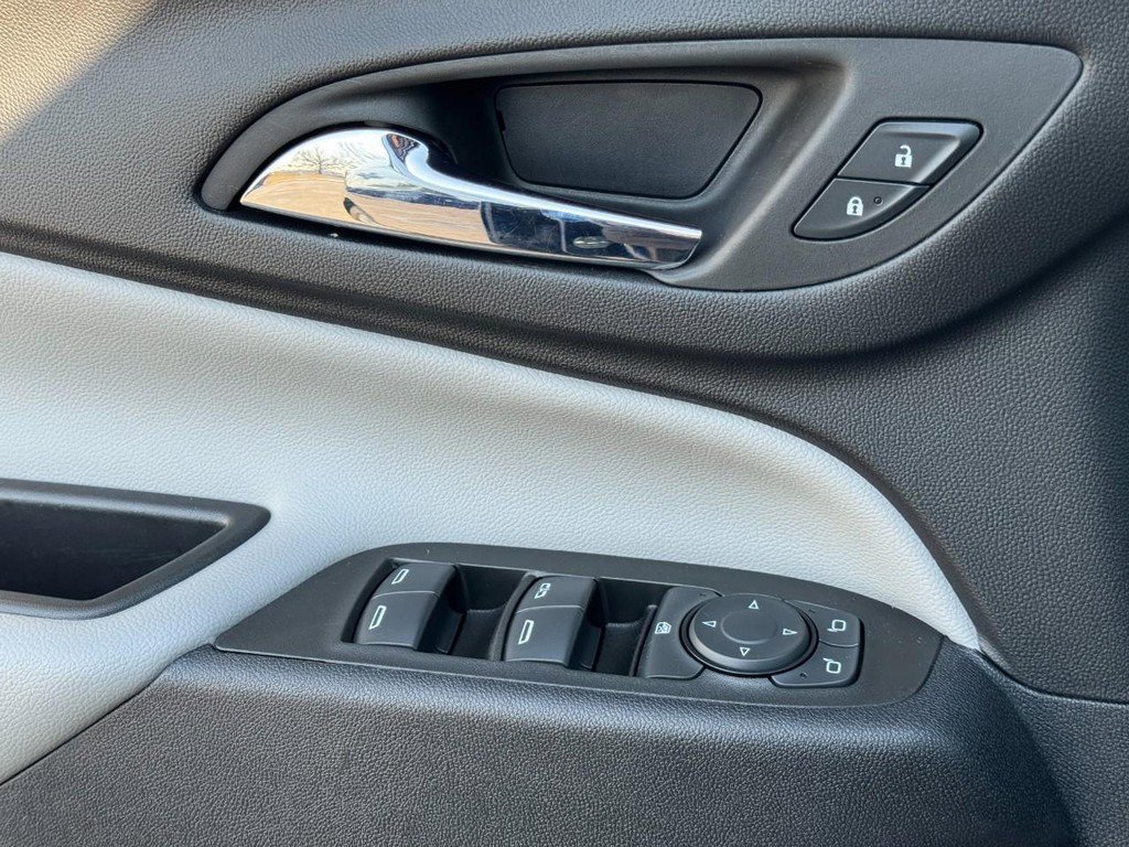 Used 2023 Chevrolet Equinox LS w/ LS Convenience Package image 26